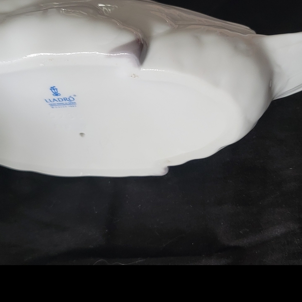 Lladro White Swan Ceramic Figurine - Picture 5 of 5
